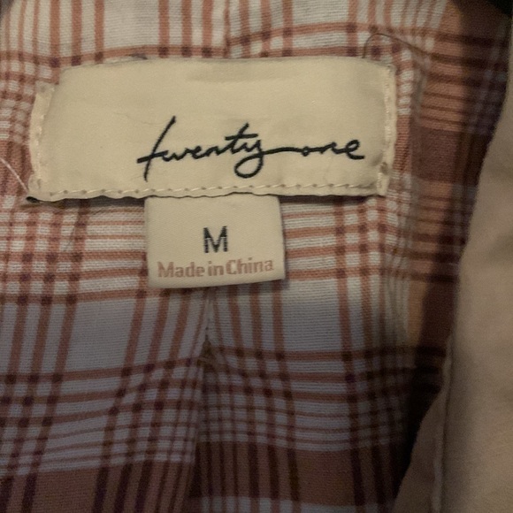 Tan Trench Coat 🧥 - Picture 2 of 4